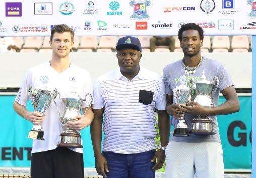 Lagos-State-Governor-Akinwunmi-Ambode-at-the-Governors-Cup-with-the-winners