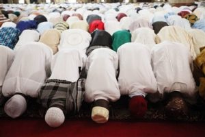 Nigerian_muslims_at_prayer_432169539