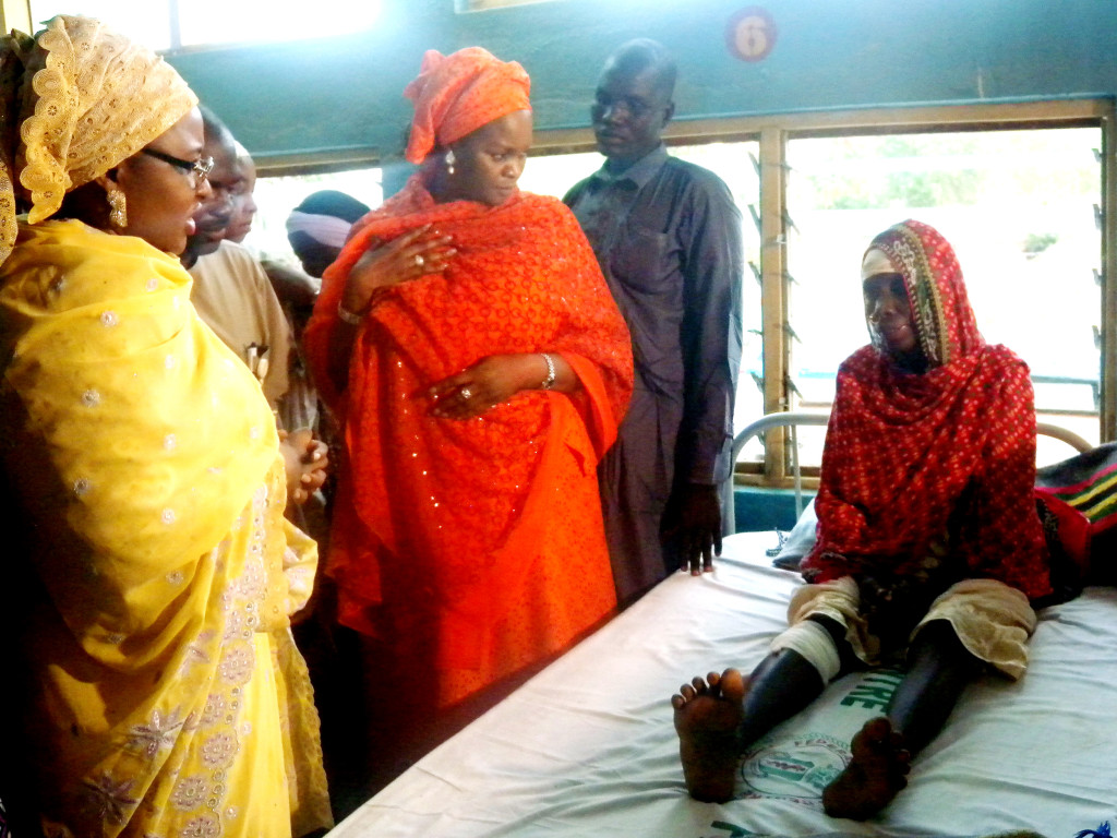PIC.27.-WIFE-OF-PRESIDENT-BUHARI-AISHAVISITS-BOMB-BLAST-VICTIMS-IN-YOLA-1024×768