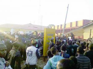 Protesters-at-AEDC-office-in-Minna-I