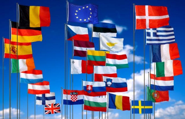 Drapeaux des Etats membre de l’Union européenne à 28 pays et drapeau européen (au 1er juillet 2013)
