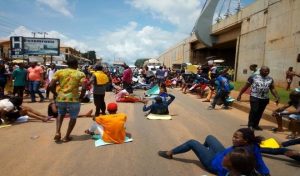 Protesting_students_block_Enugu-Onitsha_expressway_Wednesday,__Photo_Emma_Elekwa