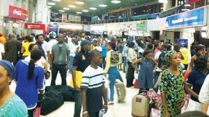 Stranded-passengers-at-airport-in-lagos-1-640×360