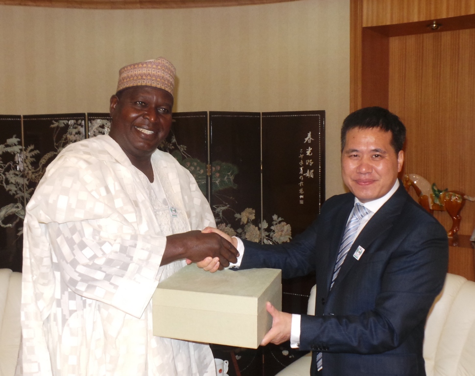 Runsewe receiving sourvenir from the Chinese Ambassador
