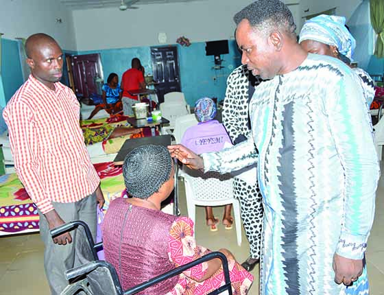 Pastor Ayodele of Dunamis Gospel Kubwa praying with inmate