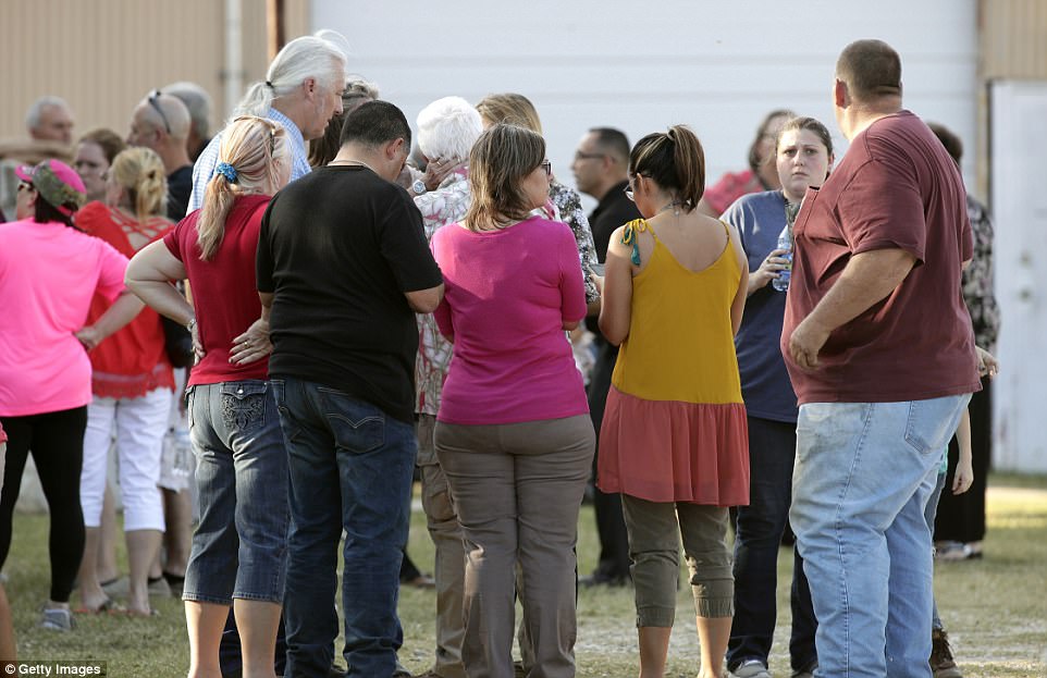 460E820E00000578-5052163-People_gather_near_First_Baptist_Church_following_a_shooting_on_-a-9_1509962790877