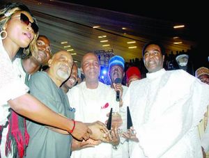 Onu Ngige and NYCN President presenting award to Hezekiah