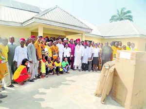 Traditional ruler of Awba Ofemili, Igwe Ezekwesili Maduagwuna (M), Local government representatives, members of the Church of Jesus Christ of Later-day Saints in a group photograph with other