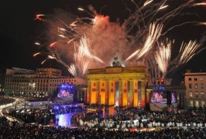 brandenburg_gate_berlin_new_years_eve_fireworks