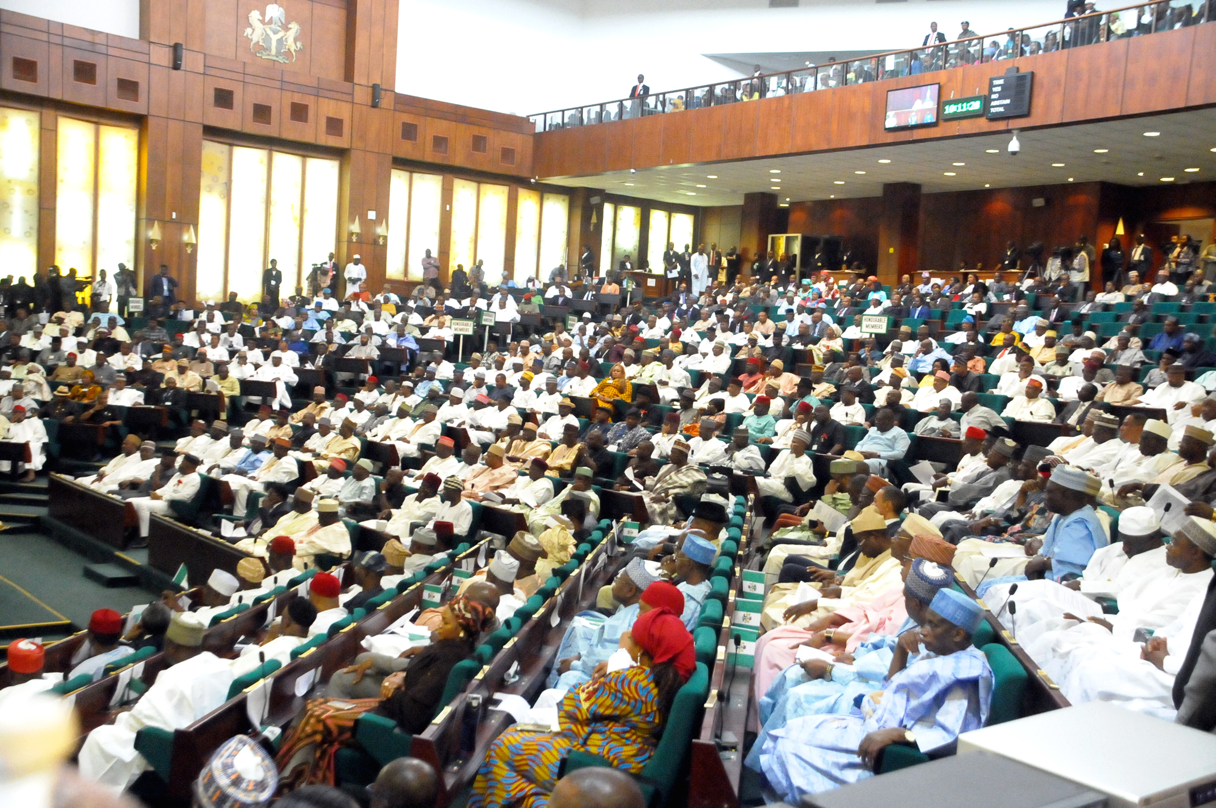 PIC.-9.-PRESIDENT-BUHARI-PRESENTS-2016-APPROPRIATION-BILL-IN-ABUJA