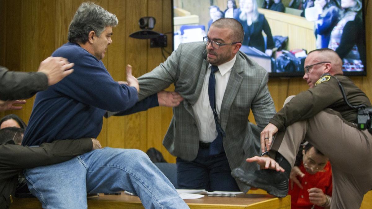 ct-victims-father-tries-to-attack-larry-nassar-photos-20180202