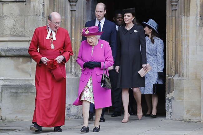 Queen-meets-great-grand-son