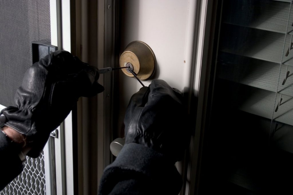 BURGLAR – SECURITY GUARD
