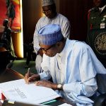 Buhari-signs-budget-960×600