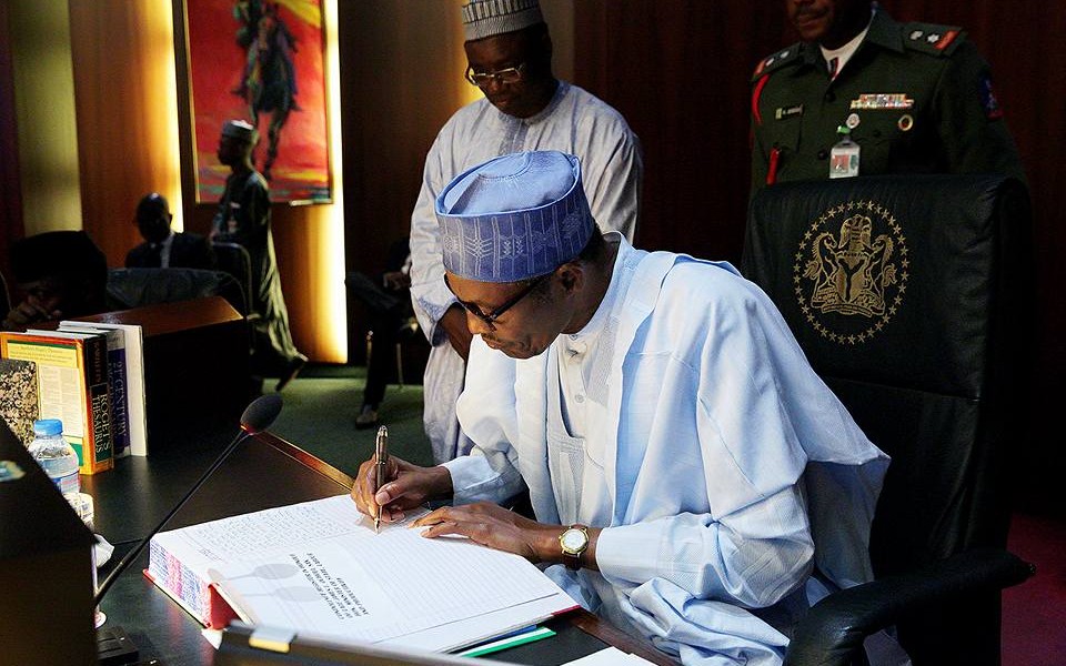 Buhari-signs-budget-960×600