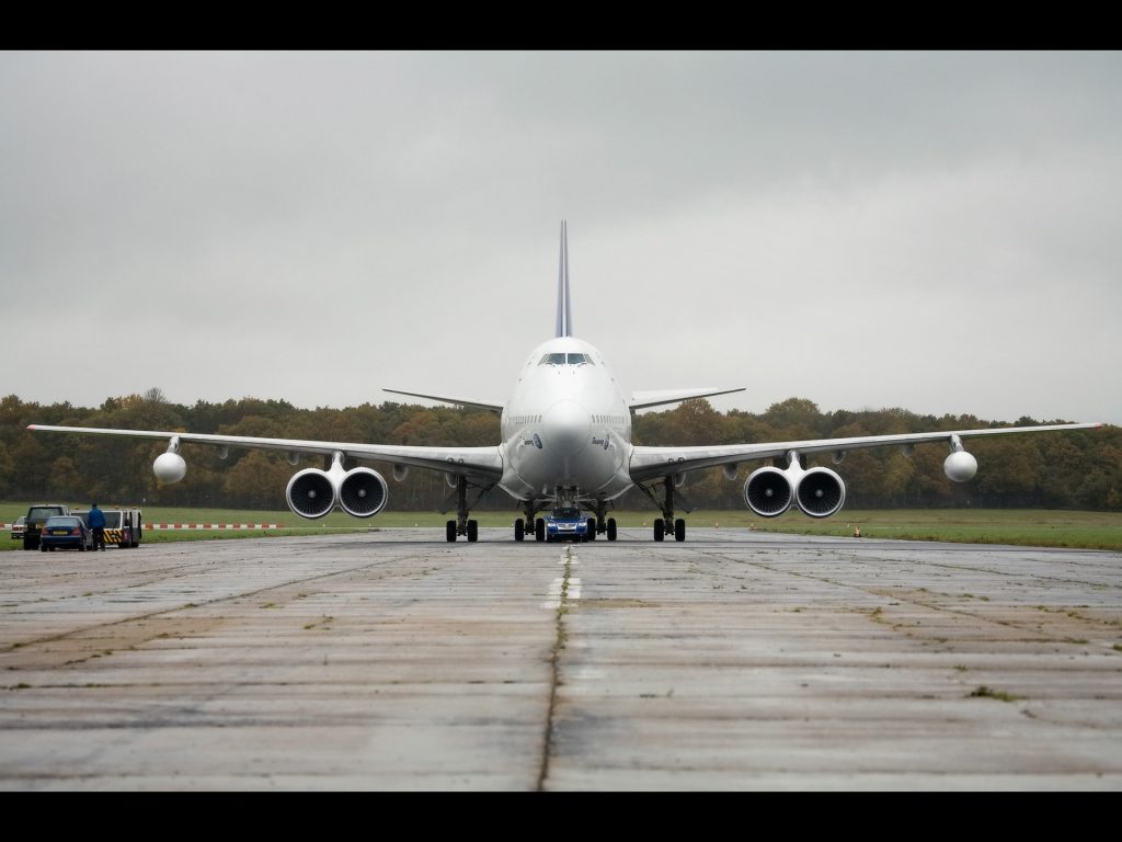 Volkswagen Touareg zieht Boeing 747