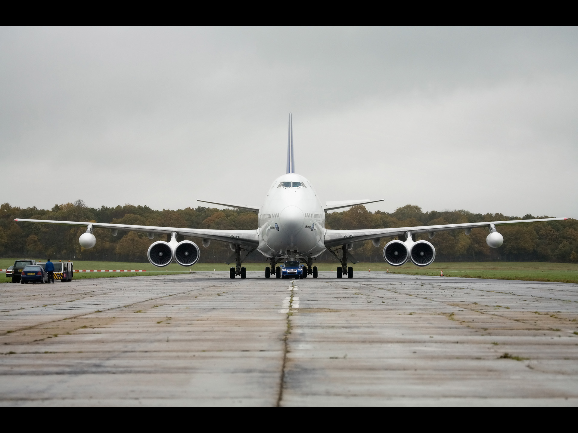 Volkswagen Touareg zieht Boeing 747