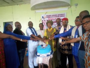 Profs Gladys Ahaeneku, Stan Udedi, Nwafor Kingsley and other Alumni officials cutting the cake during the National Convention