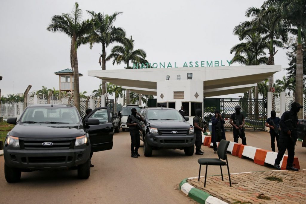 Armed-men-block-entrance-to-Nigeria-parliament