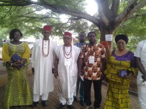 Igwe Ezeudenna being received by Awka -Etiti scholars in UNN