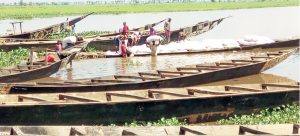 OFFLOADING OF BAGS OF RICE SMUGGLED THROUGH RIVER DOLE-KAINA