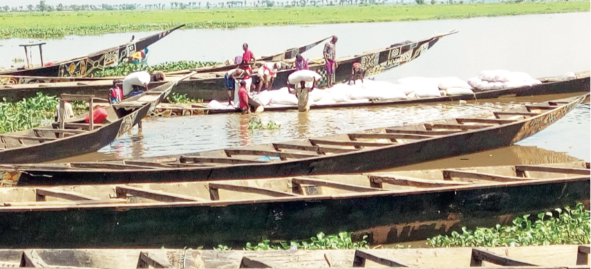 OFFLOADING OF BAGS OF RICE SMUGGLED THROUGH RIVER DOLE-KAINA