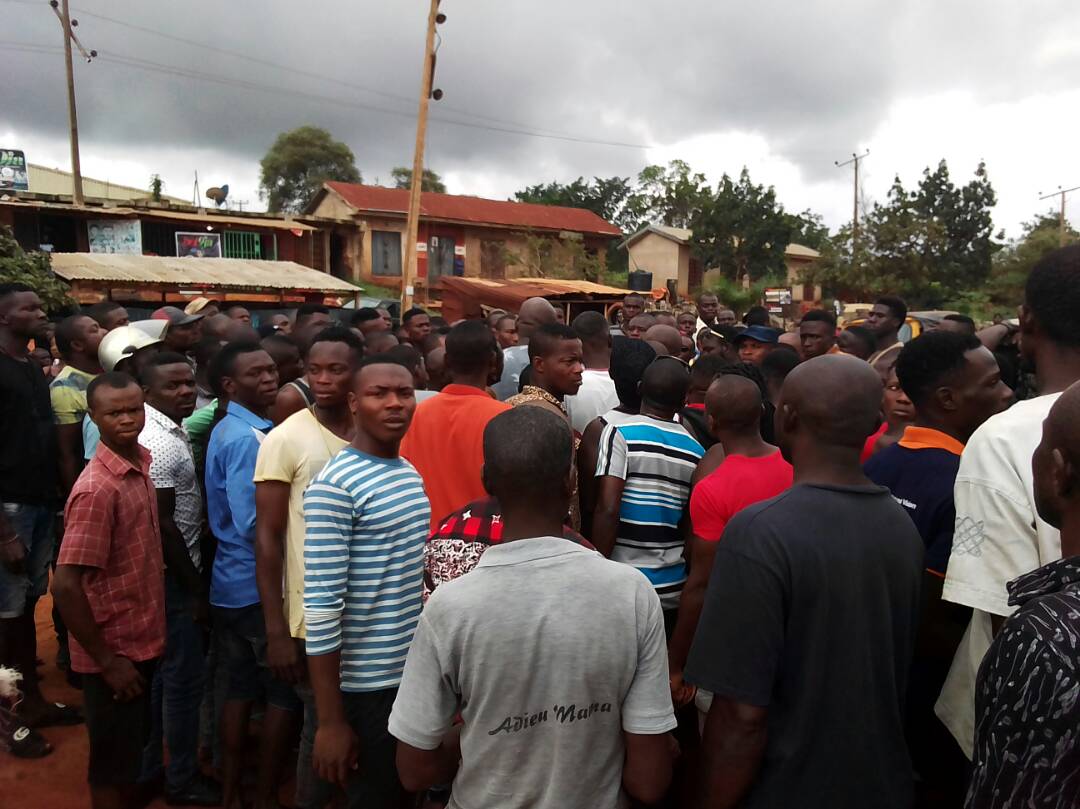 Some of the protesting Awkuzu youths at Nteje Police station