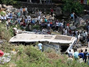 20 killed as minibus falls into gorge in Kashmir