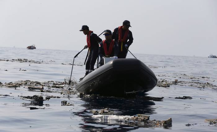 Indonesia plane crash search finds remains, debris at sea