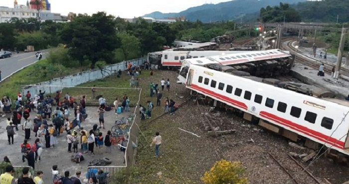 Train_flips_in_Taiwan-2_picture