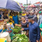VP-Osinbajo-goes-to-market-interacts-with-traders–e1536254977796