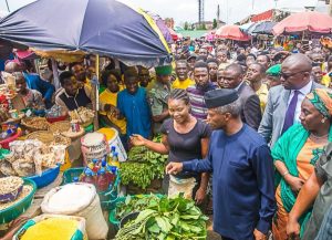 VP-Osinbajo-goes-to-market-interacts-with-traders–e1536254977796