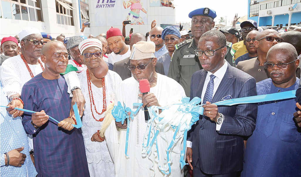 Obasanjo (middle) flanked by Governor Okowa (2nd right) and others, commissioning the stadium