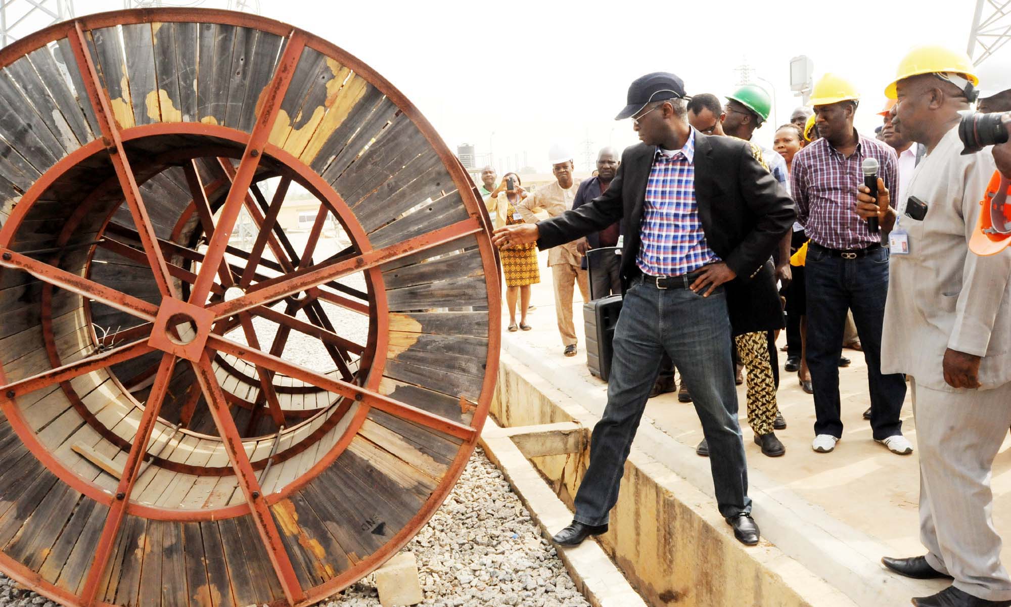 PIC.2.-MINISTER-OF-POWERWORKS-AND-HOUSING-VISITS-BENUE