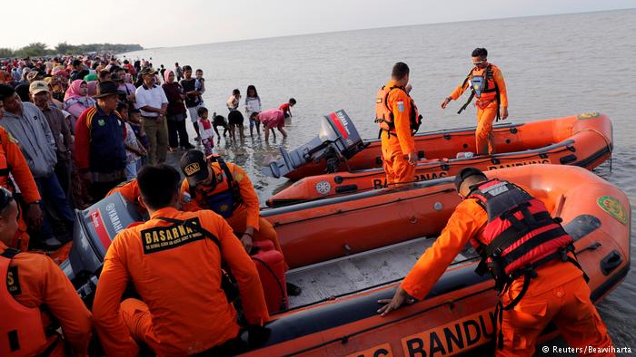 Senior Indonesian rescue diver dies in jet crash search