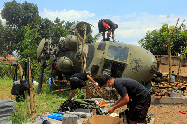 12 hurt as Philippine Air Force helicopter crash-lands