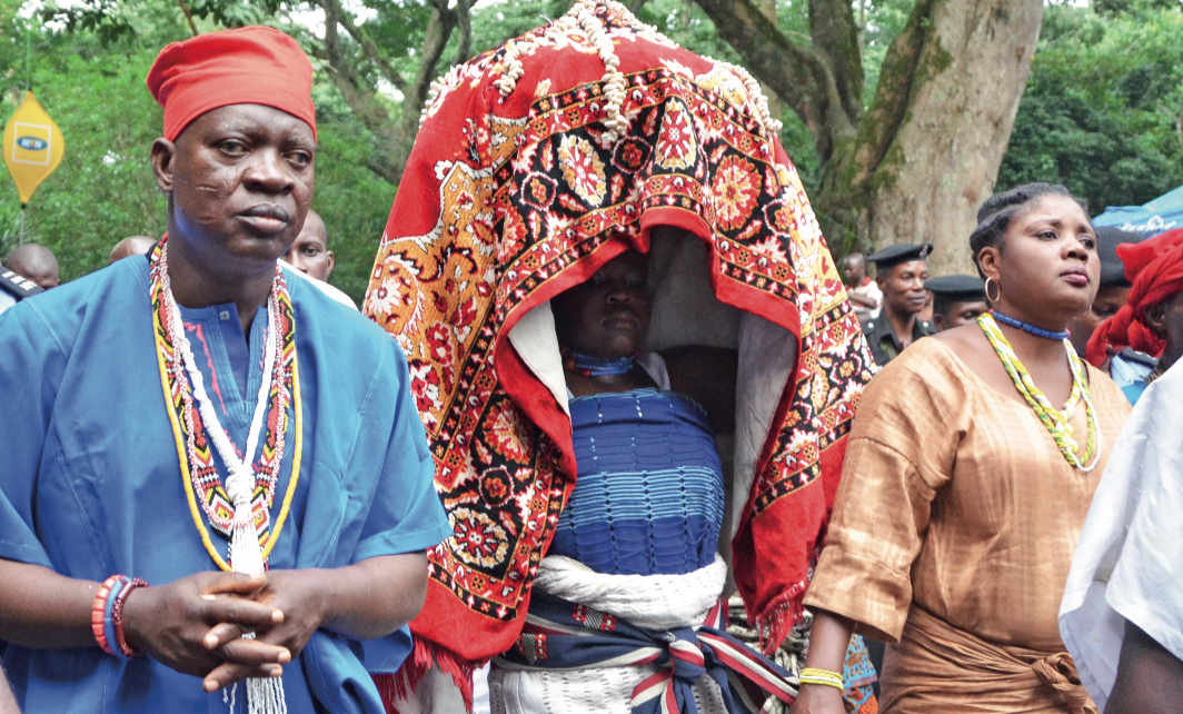 Baba Osun and Arugba bearing the Osun Osogbo