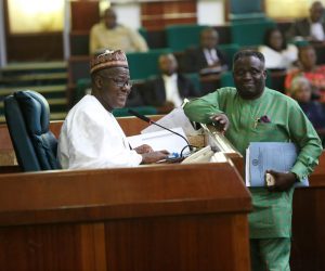 Speaker Yakubu Dogara (l) presiding over a session of the House of Representatives
