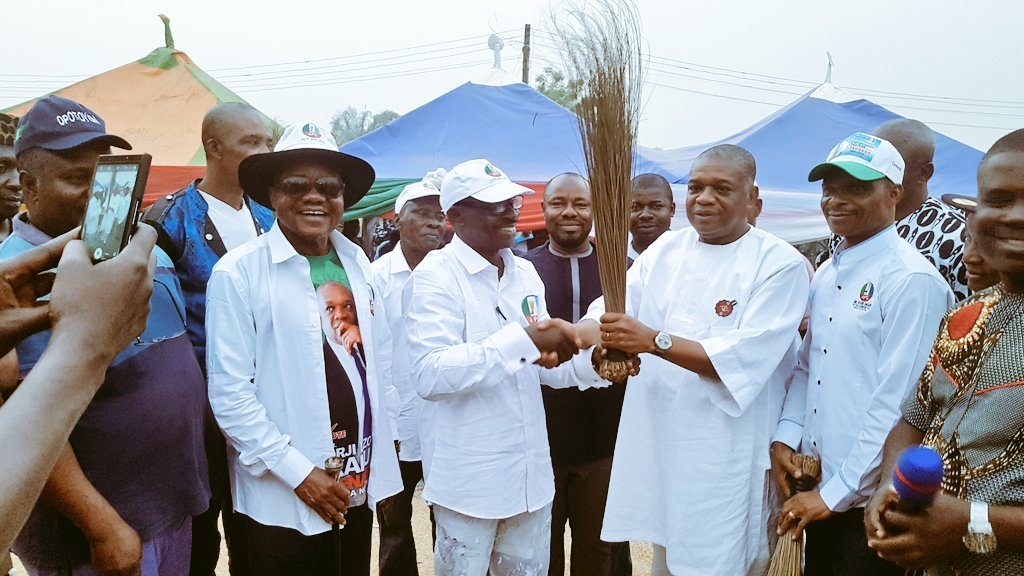 Former governor of Abia State and APC senatorial candidate for Abia North, Dr. Orji Uzor Kalu, presenting a broom to Professor Igwe Obasi, while receiving Igwe into the fold of the APC in Etiti Ama, Nkporo in Ohafia LGA of Abia State on Tuesday