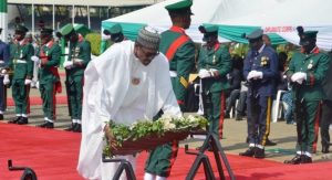 buhari-honoring-soldiers-at-armed-forces-remembrance-day