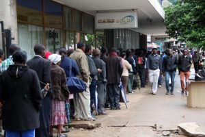 bank-queues-in-zimbabwe-e1465431367377