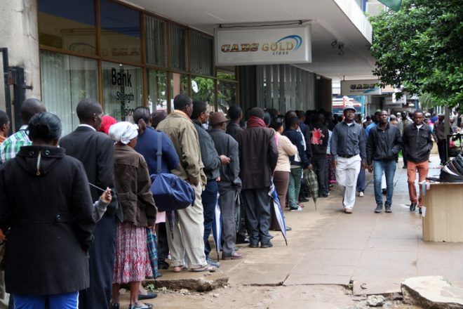 bank-queues-in-zimbabwe-e1465431367377