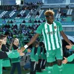 Kelechi-John-centre-greets-Rio-Ave-fans
