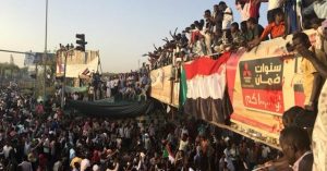 Demonstrators-in-Sudan-occupy-military-headquarters- (1)