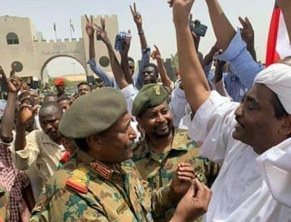General-Abdel-Fattah-al-Burhan-with-some-protesters-on-Friday–e1555190294925