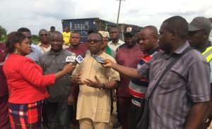 Rep-Onuigbo-briefing-newsmen-in-comapny-of-Federal-Ministry-of-powe-works-and-housing-delegation