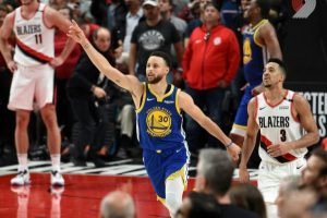 Stephen-Curry-leads-Warriors-to-victory-over-Trail-Blazers–e1558420614802