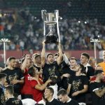 Valencia-players-celebrate-their-Cpa-del-Rey-trophy