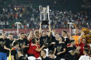 Valencia-players-celebrate-their-Cpa-del-Rey-trophy