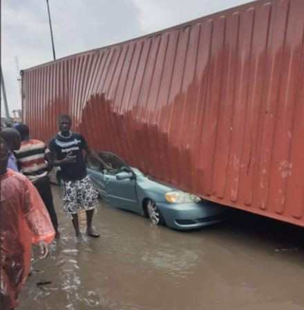 Container-falls-on-cars-in-Lagos